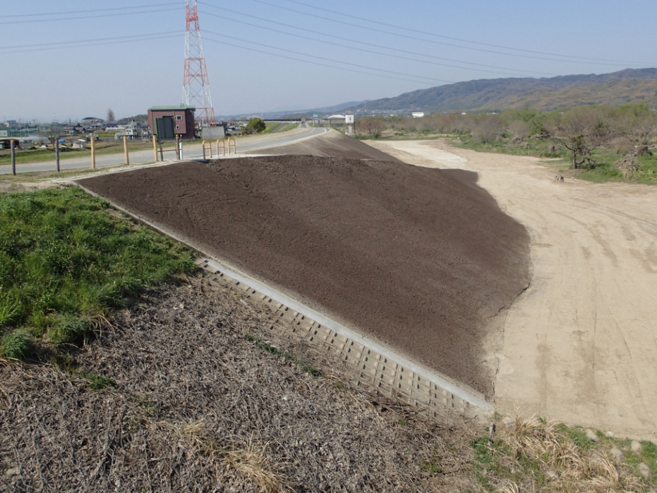 菅井地区堤防強化工事 写真1