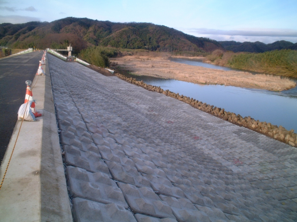 里地区堤外堤防強化工事 写真1
