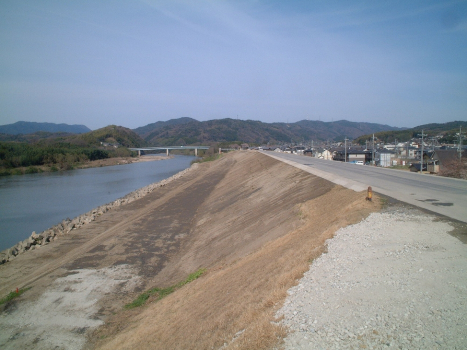 里地区堤外堤防強化工事 写真2