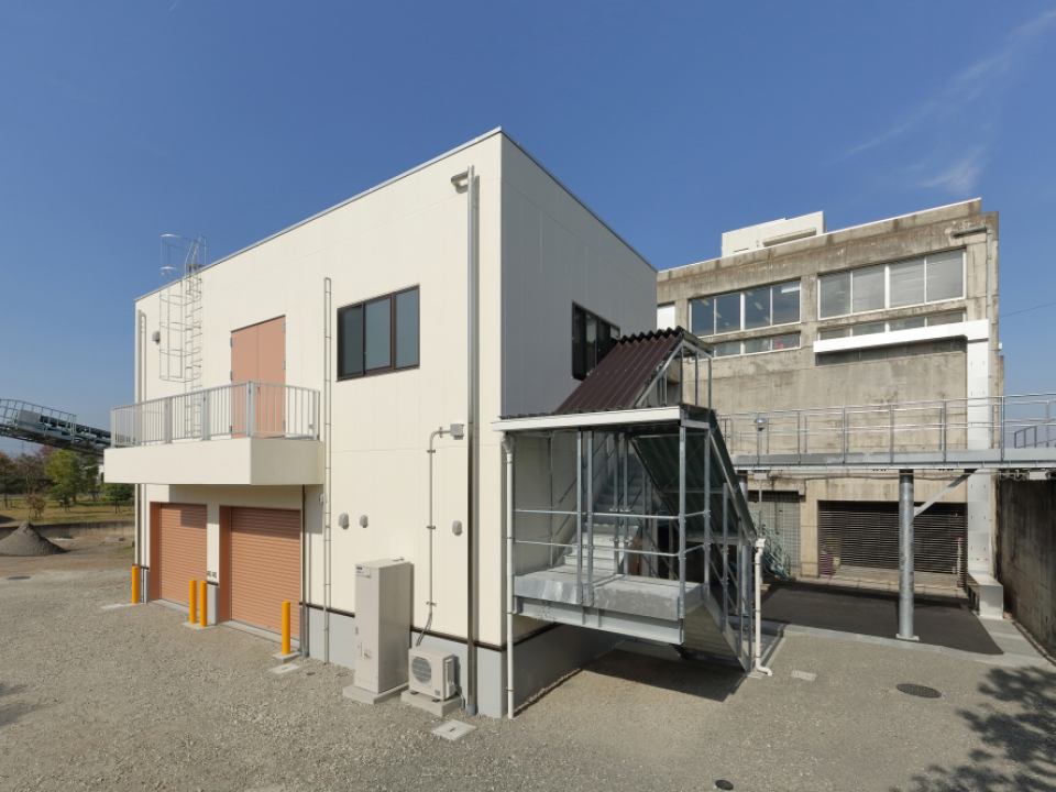 鳥羽水環境保全センター洗砂施設棟 写真2