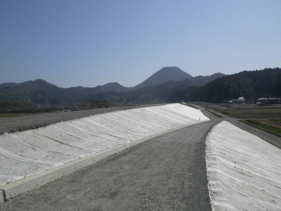 上東地区下流築堤工事　写真3