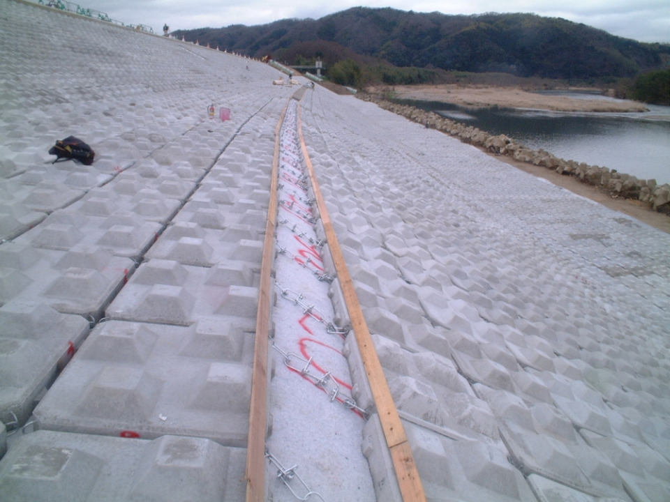 里地区堤外堤防強化工事 写真3