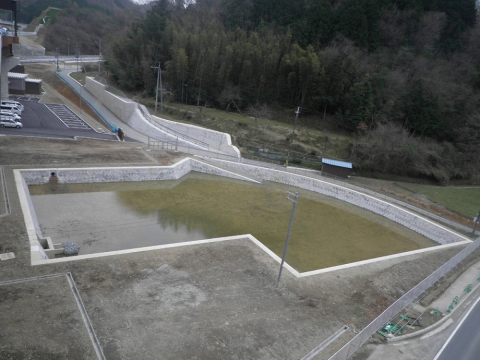 丹波綾部道路丹波IC調整池他改良工事　写真3