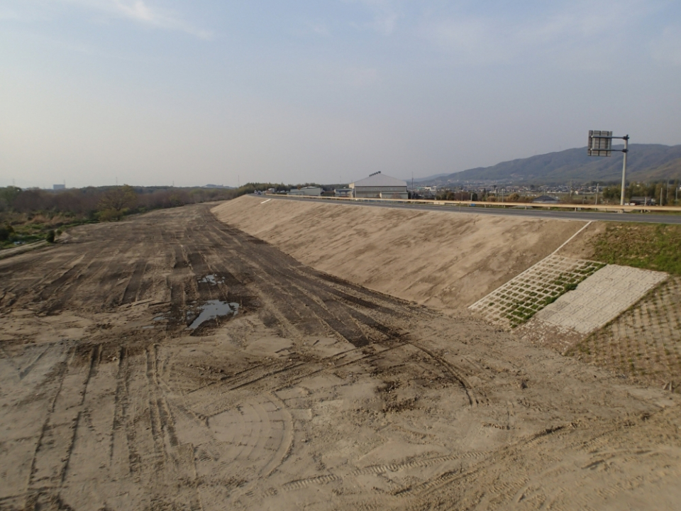 木津川下流平尾外ノ浜地区他堤防強化工事 写真4