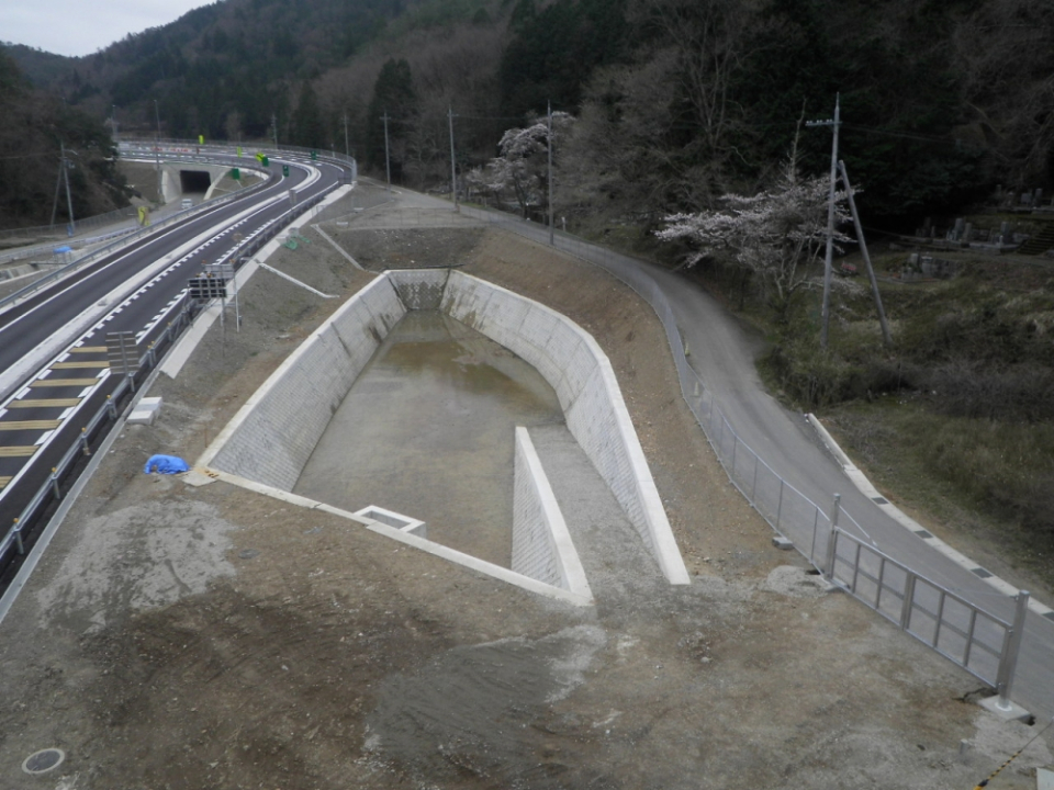 丹波綾部道路丹波IC調整池他改良工事　写真4