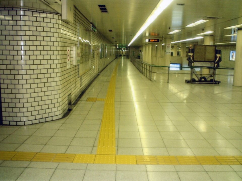 烏丸線視覚障碍者誘導用ブロック改修工事 写真5