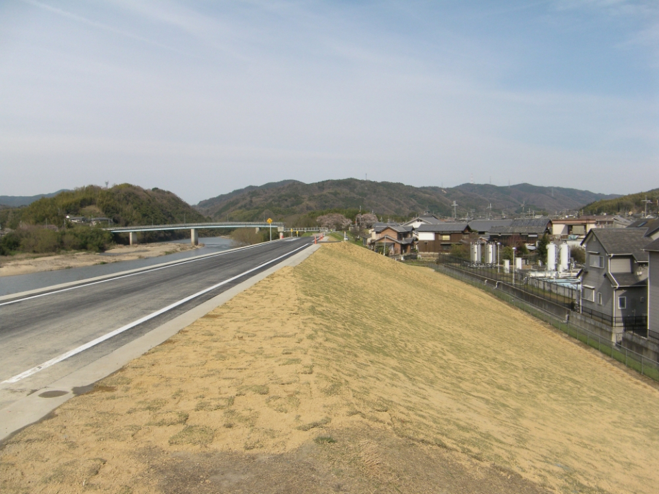 里地区堤外堤防強化工事 写真5
