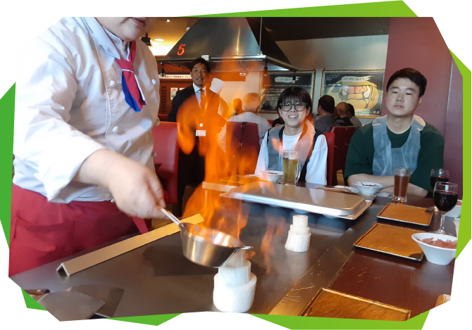社員旅行の食事の様子