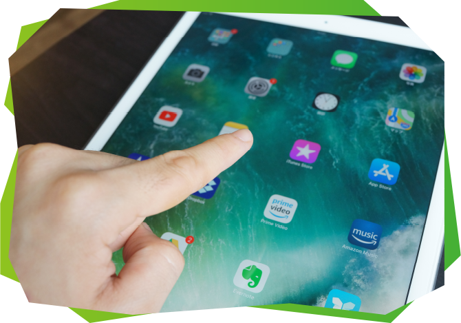 1人に1台スマホとiPadを貸与