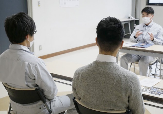長村組のスタッフと向き合い説明を受けるインターンシップ生