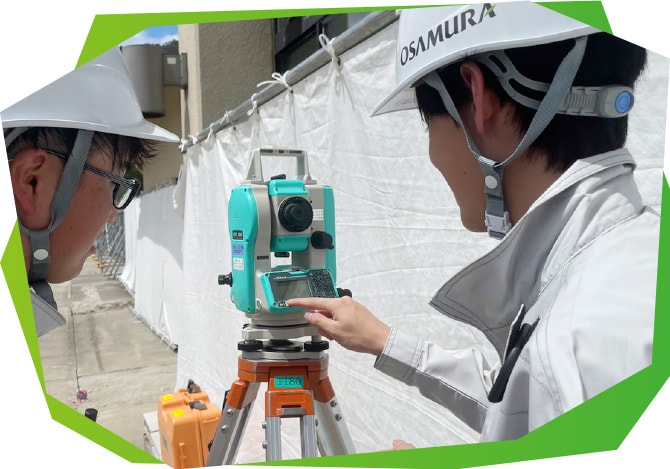 測量機器を操作する様子
