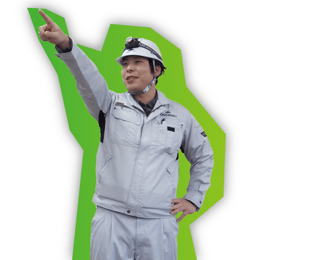 人差し指を前方に向けてポーズをとる土木部の熊﨑さん