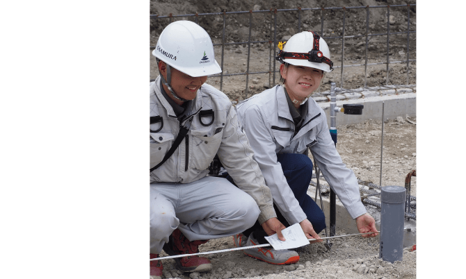 先輩社員と作業する建築部の長澤さん